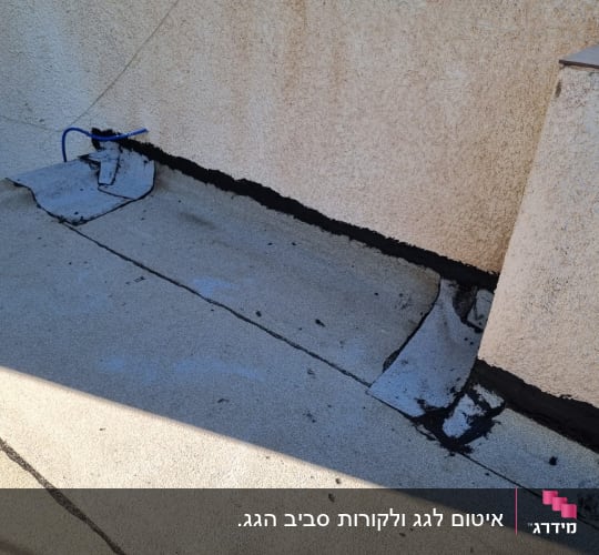 עבודת איטום על גג עם חומרי איטום שחורים